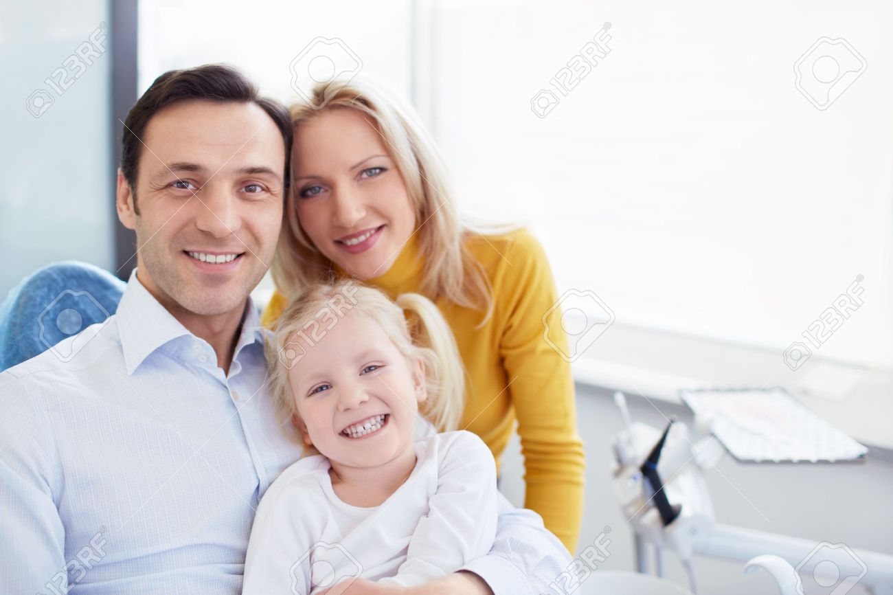 21408369-Smiling-family-in-a-dental-clinic-Stock-Photo-dental-health-care